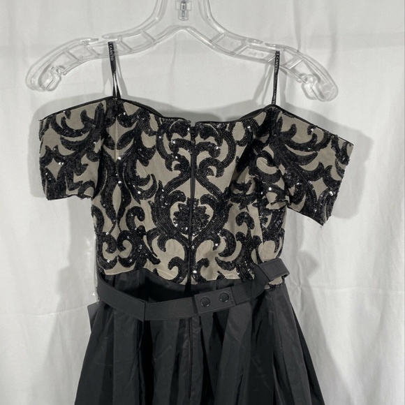 NWT $308 Vince Camuto [ 10 ] Embellished Off Shoulder Ballgown in‎ Black - Picture 8 of 12